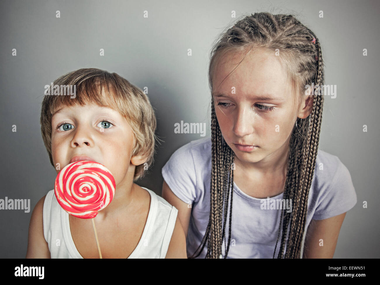 Schwester eifersüchtigen Bruder Stockfoto