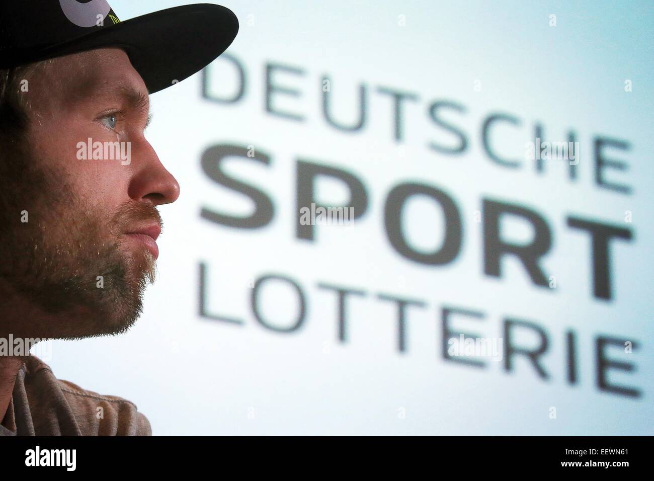 Wiesbaden, Deutschland. 21. Januar 2015. Deutschlands Olympiasieger Diskus werfen, Robert Harting, besucht eine Pressekonferenz von der staatlichen Lotterie des Landes Hessen in Wiesbaden, Deutschland, 21. Januar 2015. Die deutsche Sport-Lotterie arbeitet eng zusammen mit der Stiftung "Deutsche Sporthilfe", beginnt eine neue Initiative zur Unterstützung von professionellen Athleten, genaue Förderung und soziale Sicherheit zu versichern. Foto: Fredrik von Erichsen/Dpa/Alamy Live News Stockfoto