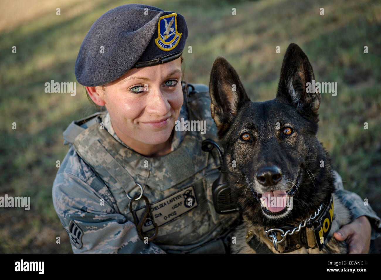 US Senior Airman Chelsea LaFever, ein militärischer Arbeitshund Handler von 802 Sicherheit Kräfte Squadron, lächelt mit ihrem Hund ZZusa nach dem Training auf der gemeinsamen Basis San Antonio-Lackland 31. Oktober 2014 in San Antonio, Texas. Stockfoto