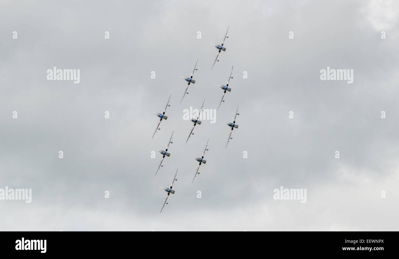 Neun Flugzeuge von italienische Luftwaffe militärischen Kunstflug Display Team der Frecce Tricolori eindrucksvoll enge Bildung Stockfoto