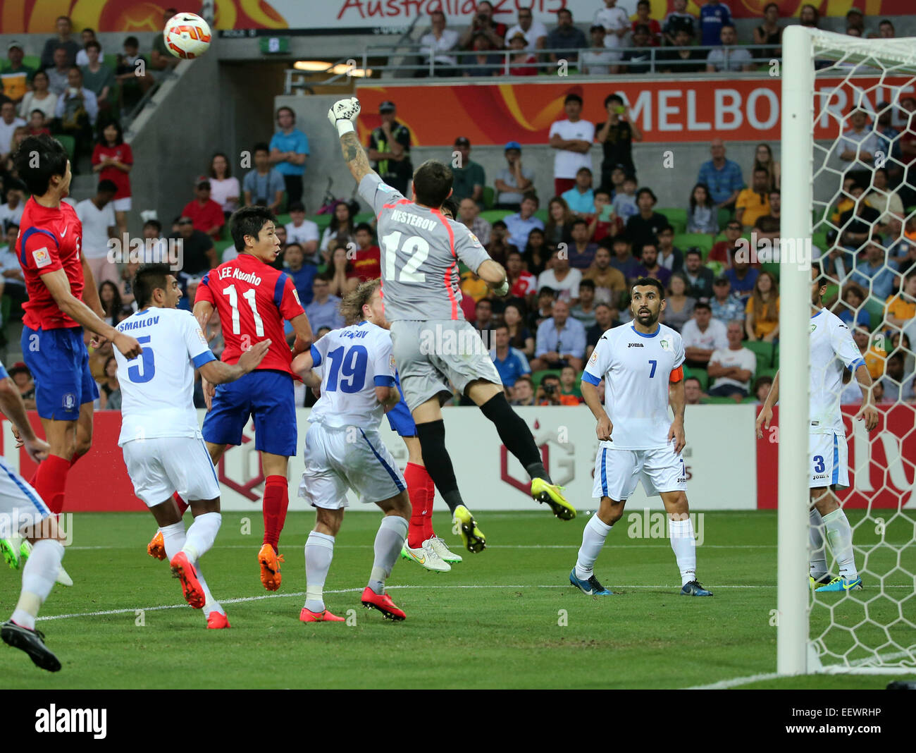 Melbourne, Australien. 22. Januar 2015. Usbekistan Torwart Ignatiy Nesterov (3. R) spart den Ball beim Viertelfinalspiel gegen Südkorea bei der 2015 AFC Asian Cup in Melbourne, Australien, 22. Januar 2015. Südkorea gewann 2-0 in der Verlängerung, das Halbfinale am AFC Asien-Pokal zu erreichen. Bildnachweis: Xinhua/Alamy Live-Nachrichten Stockfoto