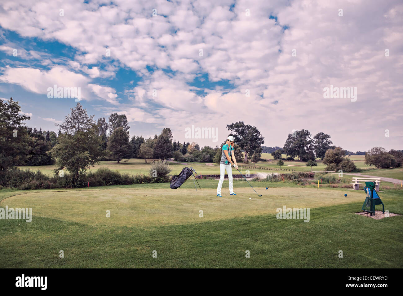 weibliche Golfer mit einem Golfschläger auf dem Golfplatz Stockfoto