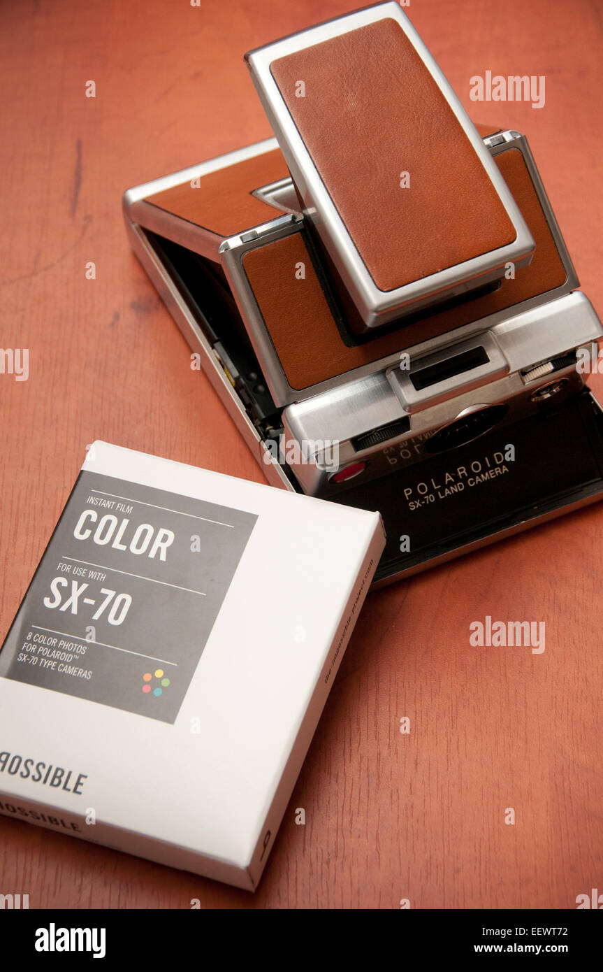 Vintage Sofortbildkamera Polaroid SX-70 und unmöglich Filmpackung Stockfoto