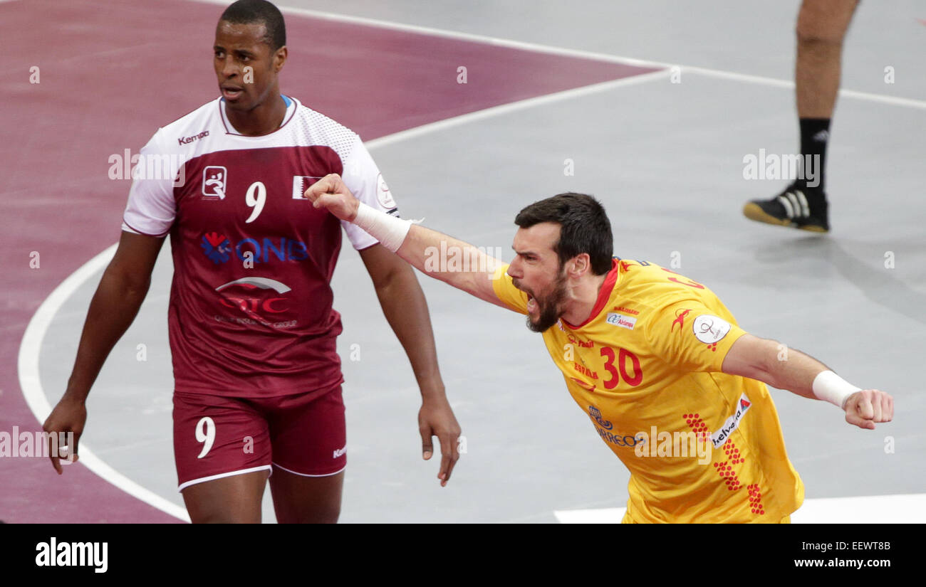 Doha, Katar. 21. Januar 2015. Spaniens Gedeon Guardiola (r) feiert ein Ziel vor Katars Rafael Capote während der Gruppe A Spiel zwischen Spanien und Deutschland bei der Herren Handball-WM in der Luisal Multipurpose Hall in Luisal außerhalb Doha, Qatar, 21. Januar 2015. © Dpa picture-Alliance/Alamy Live News Stockfoto