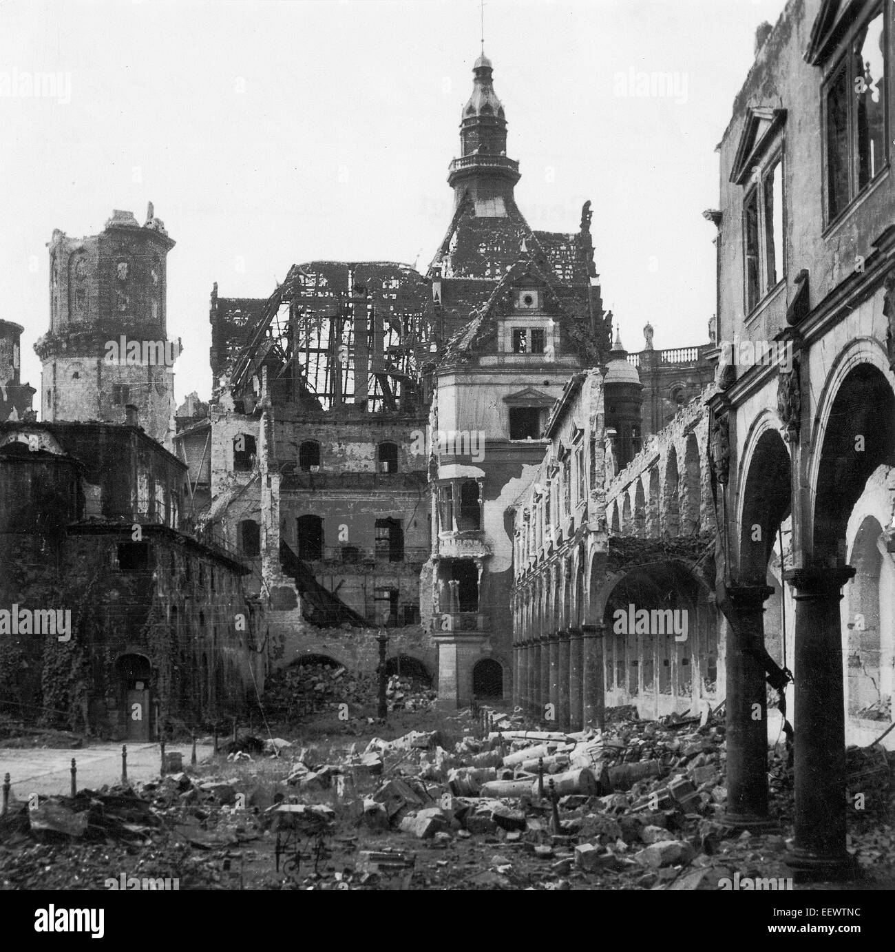 Das Foto vom berühmten Fotografen Richard Peter sen zeigt die Ruine der Stallhof (Stall Hof) im Dresdner Schloss mit der Hausmannsturm. Das Foto wurde nach 17. September 1945. Vor allem die alliierten Luftangriffe zwischen dem 13. und 14. Februar 1945 führte zu umfangreichen Zerstörungen der Stadt. Foto: Deutsche Fotothek/Richard Peter sen - kein Draht Stockfoto