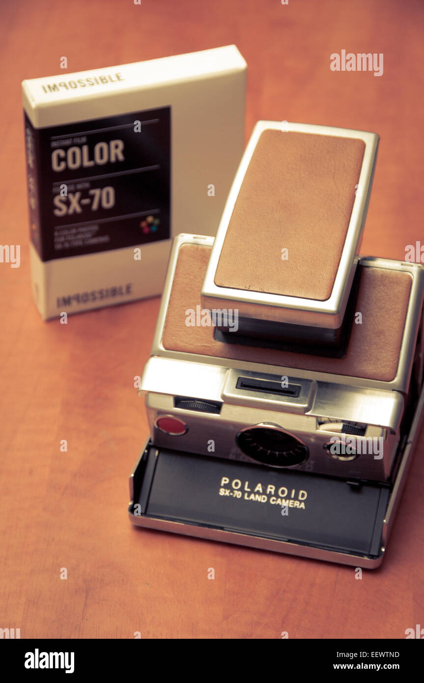 Vintage Sofortbildkamera Polaroid SX-70 und unmöglich Filmpackung Stockfoto