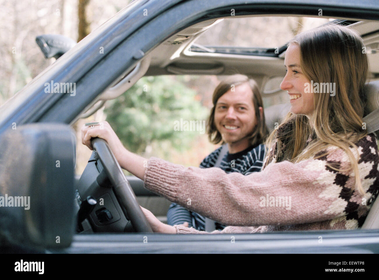 Lächelnd junges Paar in ihrem Auto fahren. Stockfoto