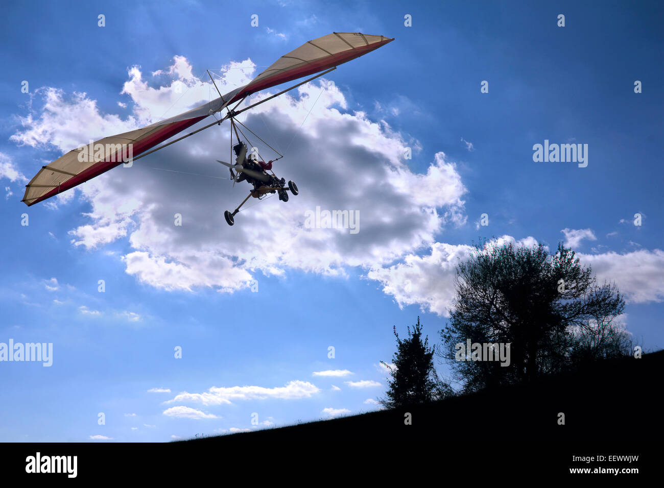 Den motorisierten Hängegleiter fliegen zur Sonne Stockfoto