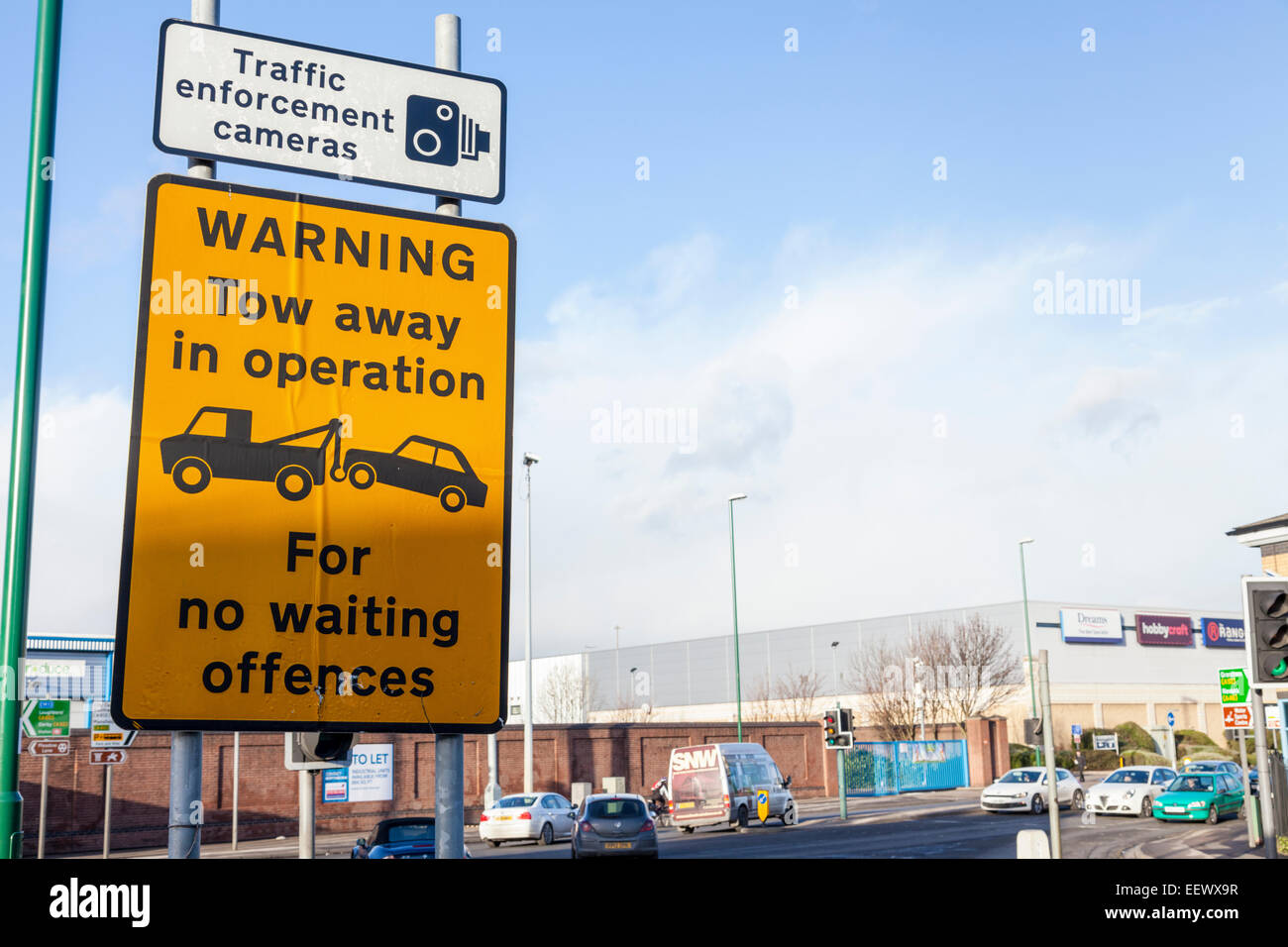 Verkehrsschilder Warnung von "Tow entfernt im Betrieb keine Wartezeit Straftaten" und "Durchsetzung Verkehrskameras", Nottingham, England, UK Stockfoto