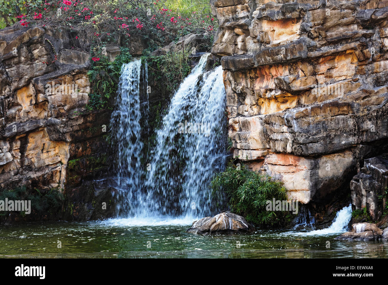 Wasserfall und blau Bach im Wald Stockfoto