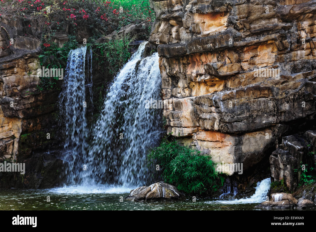 Wasserfall und blau Bach im Wald Stockfoto