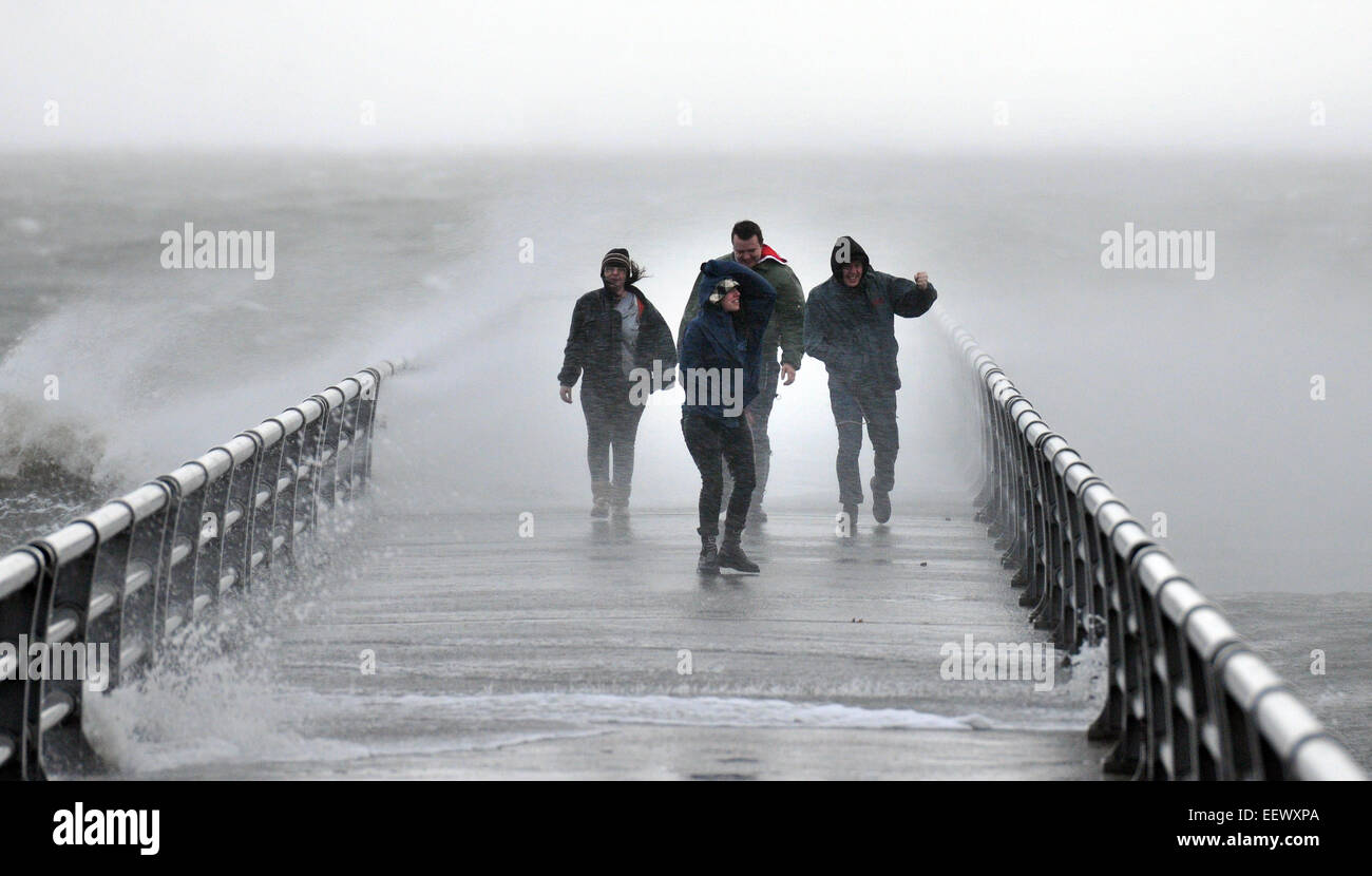 West Haven, CT USA--bekommt eine Gruppe von Freunden einen genaueren Blick auf die wogenden Meere und starkem Wind auf einem Pier entlang der Promenade West Haven zu Beginn Hurrikan Sandy. Der Sturm verursachte Schäden an der Ostküste Hunderte von $Millions. Stockfoto