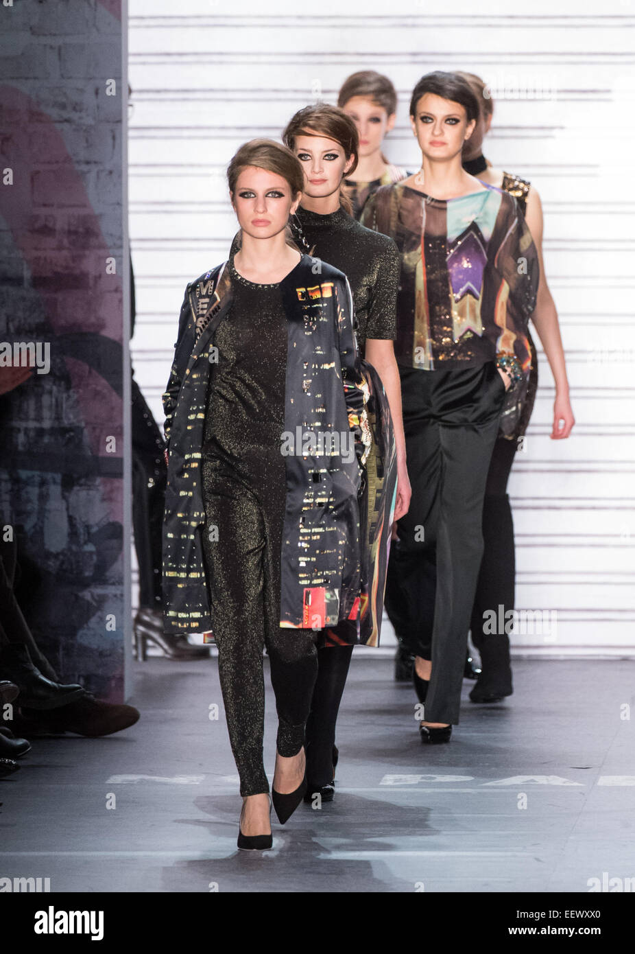 Modell Tali Lennox (vorne), Tochter von Sängerin Annie Lennox, präsentiert mit anderen Modellen des Modelabels Marc Cain Mode-Designs auf der Mercedes-Benz Fashion Week in Berlin, Deutschland, 20. Januar 2015.  Der Berlin Fashion Week präsentiert Mode Designes für die kommende Herbst/Winter-Saison 2015. Foto: Bernd von Jutrczenka/dpa Stockfoto