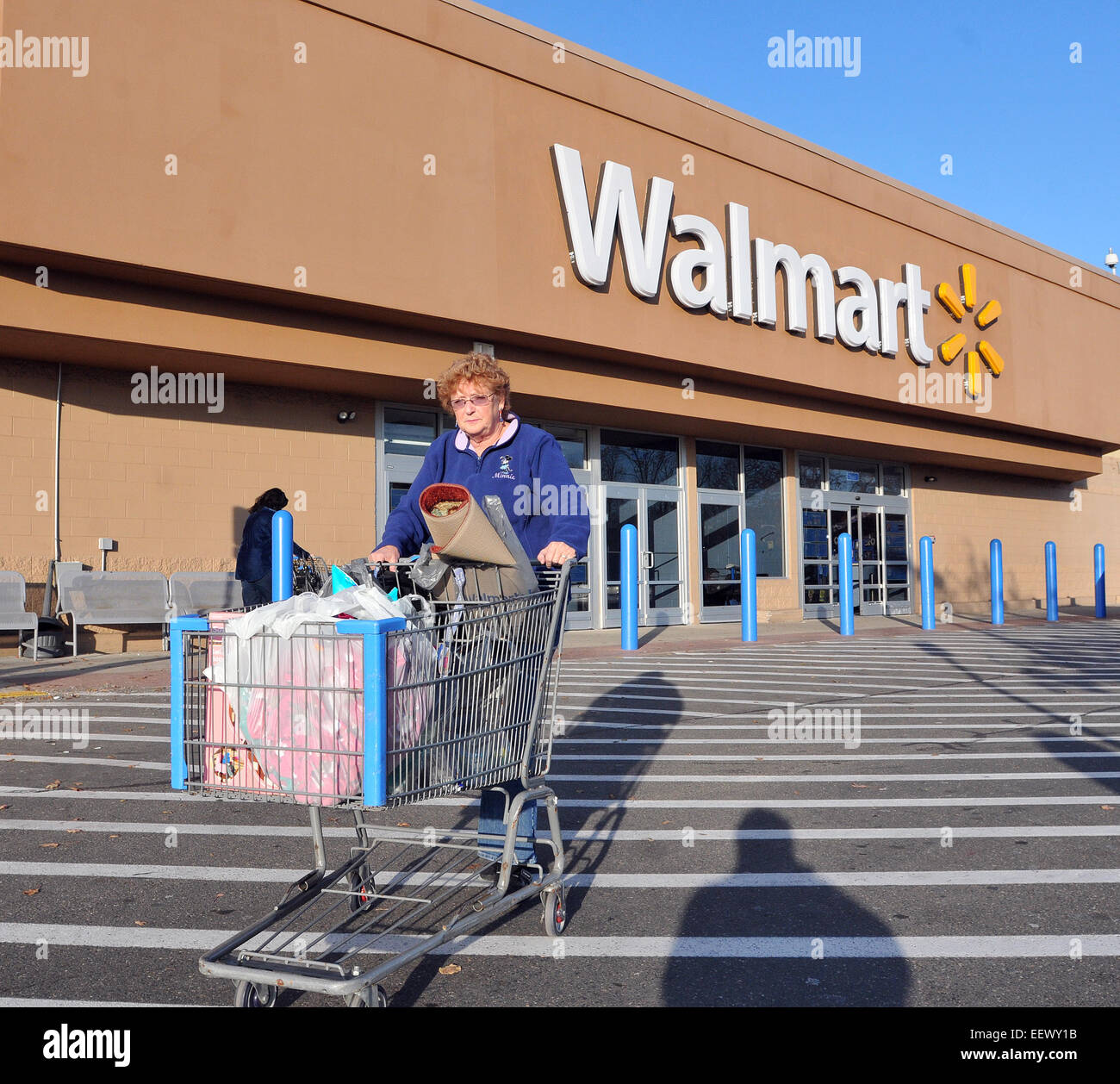 Branford CT USA-Vivian Baker Köpfe aus dem Branford Walmart. Walmart öffnet morgen zum Weihnachtsgeschäft in die Läden. Baker ist von Branford. Stockfoto