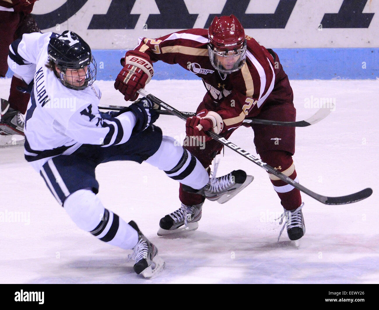 New Haven CT USA--Yale's Matt Killian Treffers von BC es Quinn Smith in der zweiten Periode.   Peter Casolino/New Haven Register 26.11.11 Stockfoto