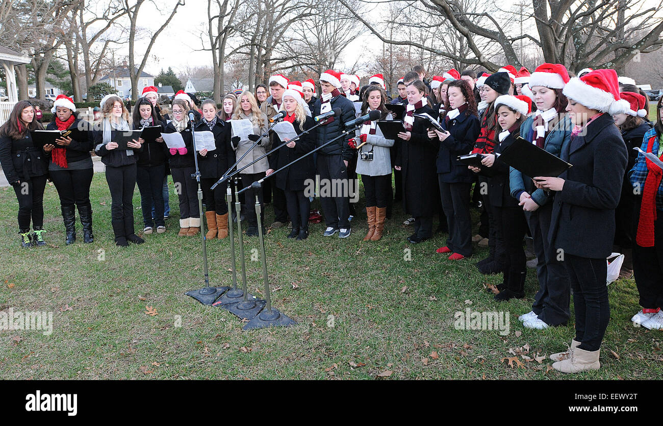 North Haven, CT USA - singt North Haven High School Concert Choir Weihnachtslieder auf der North Haven während der Baum Grün Beleuchtung Zeremonien.  04.12.11 Stockfoto