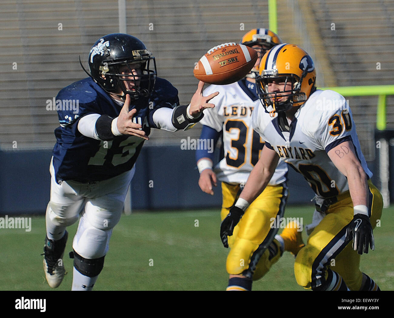 Hartford, CT USA--vermisst Ansonia Tyler Lester kaum den langen Pass da Ledyards Alex Manwaring im ersten Quartal verteidigt.      10.12.11 Stockfoto