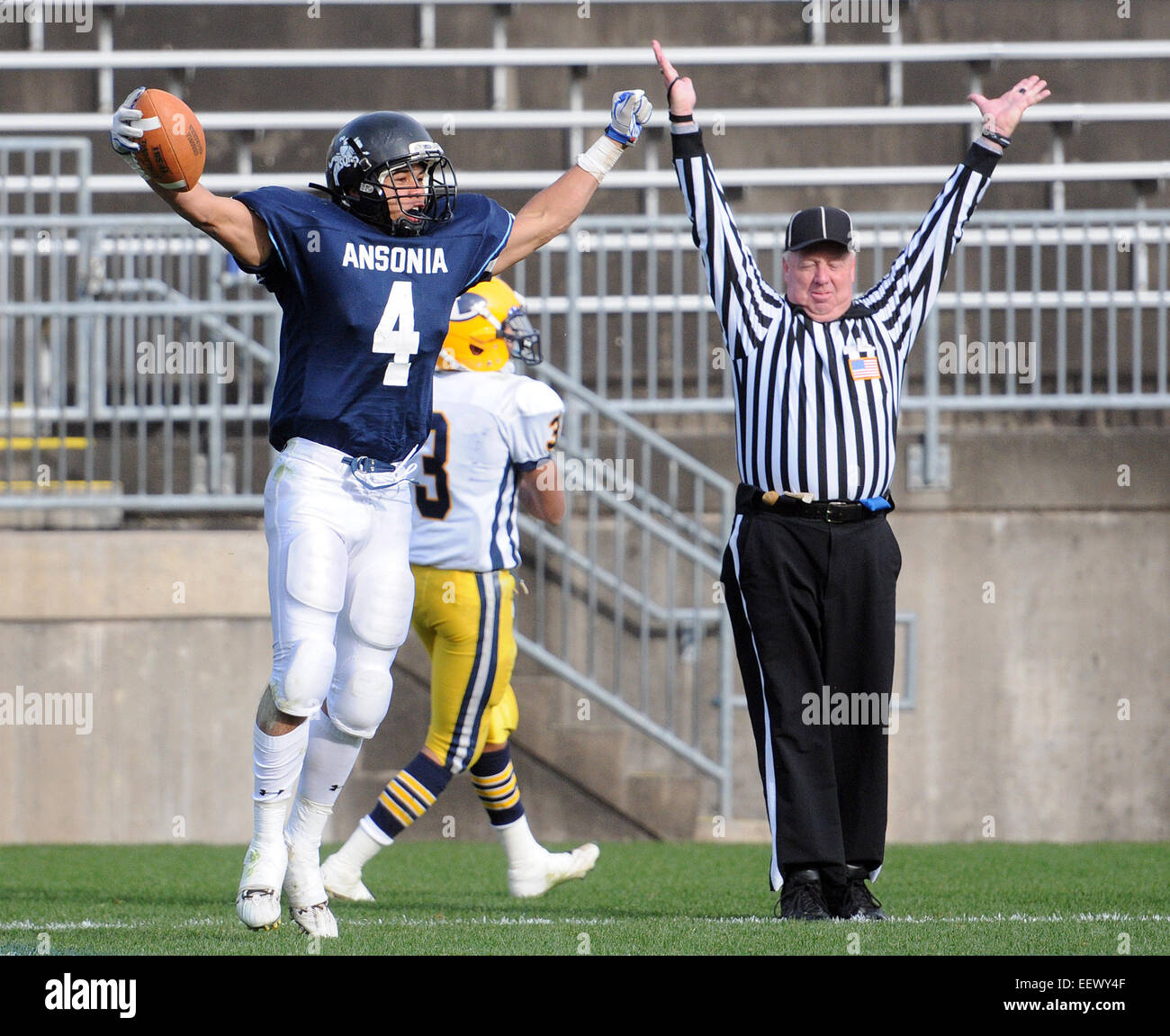 Hartford, CT USA - Ansonia Andrew Matos feiert eine TD-Rezeption im 3. Quartal. Ansonia schlagen Ledyard 38-0 in der Klasse M State Championships.   10.12.11 Stockfoto