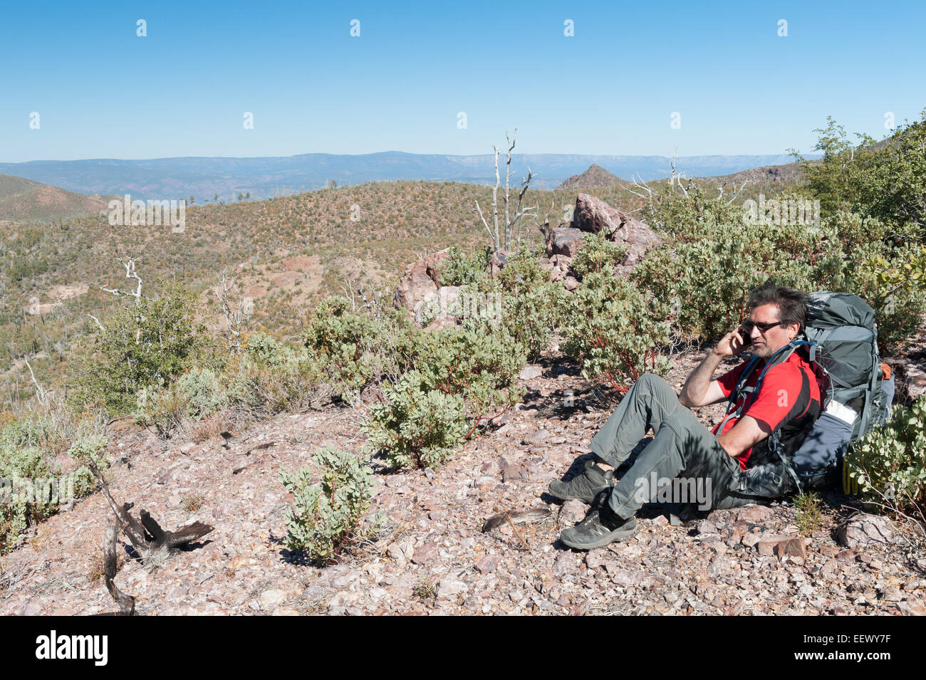 Wanderer mit seinem Handy in den Mazatzal Wildnis, AZ, USA Stockfoto