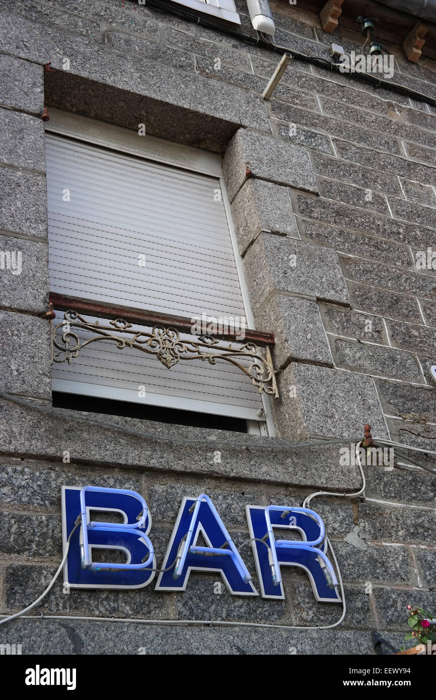 Bar Leuchtreklame unter einem geschlossenen Fenster der Fassade Stockfoto