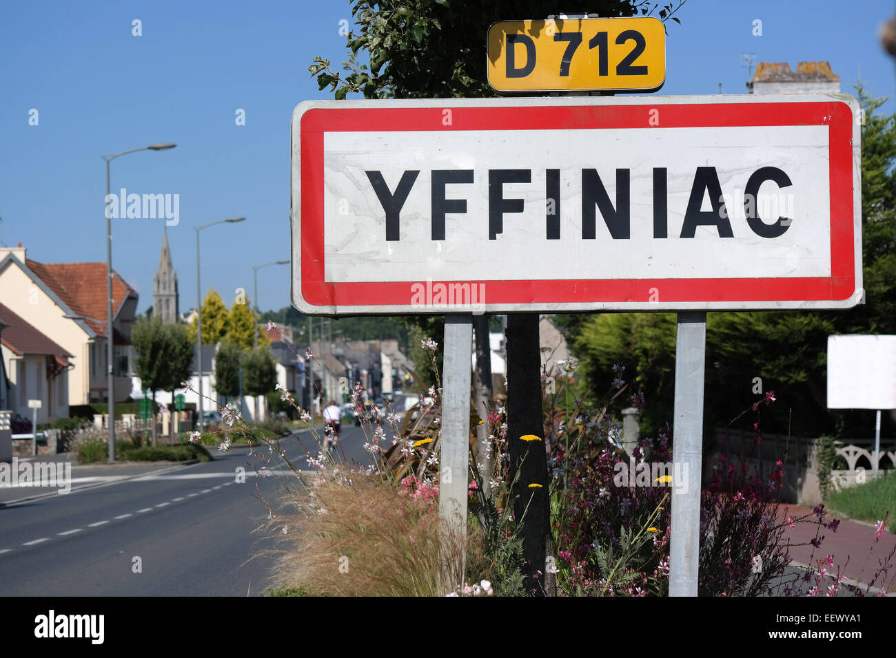 Kleine Ortstafel, einer Gemeinde in der Bretagne im Nordwesten Frankreichs, Geburtsort von Bernard Hinault, der Radfahrer Stockfoto