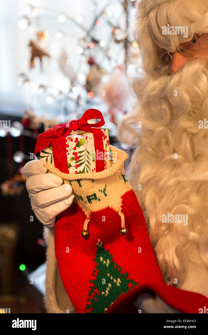 Santa Claus Füllung Strumpf Stockfoto