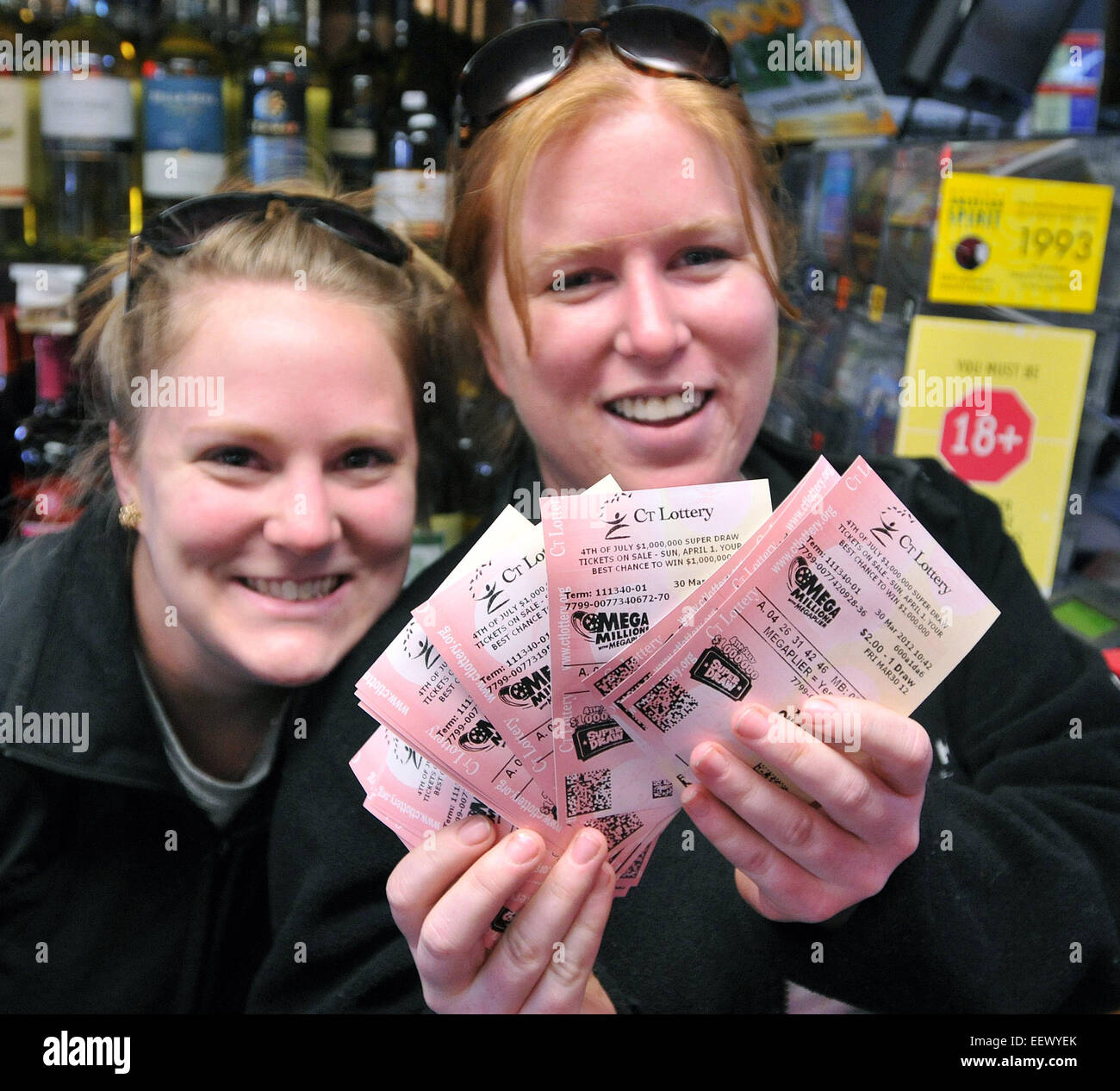 Branford CT USA-Maria Stowers, links und Emily Hayes zeigen die Tickets kauften im Paketspeicher Stony Creek Hoffnung, drücken Sie die $ 640 Millionen Mega Millions Jackpot, den größten Lotto-Jackpot aller Zeiten. Sie sind von Stony Creek. Stockfoto