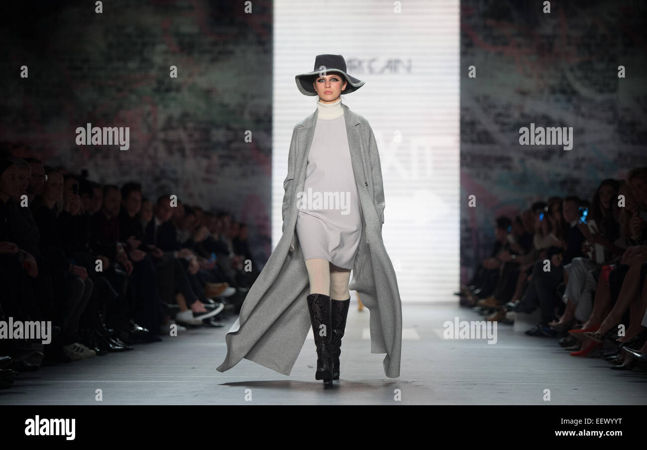 Modell Tali Lennox, Tochter von Sängerin Annie Lennox, präsentiert eine Mode-Design des Modelabels Marc Cain auf der Mercedes-Benz Fashion Week in Berlin, Deutschland, 20. Januar 2015.  Der Berlin Fashion Week präsentiert Mode Designes für die kommende Herbst/Winter-Saison 2015. Foto: Lukas Schulze/dpa Stockfoto