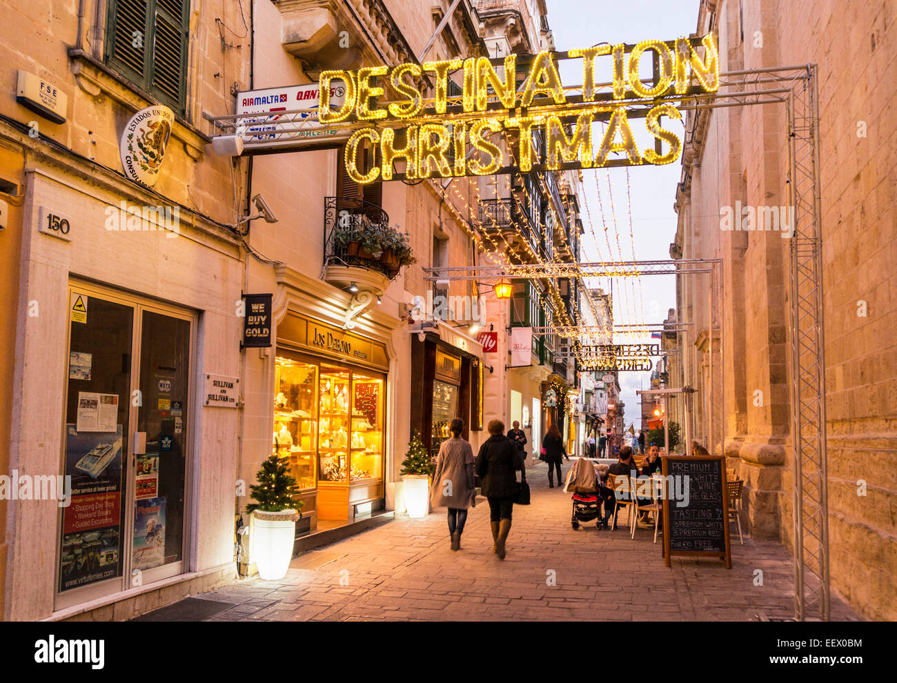 Reiseziel Weihnachten Zeichen und Shopper in Altstadt Valletta Malta EU Europa Stockfoto