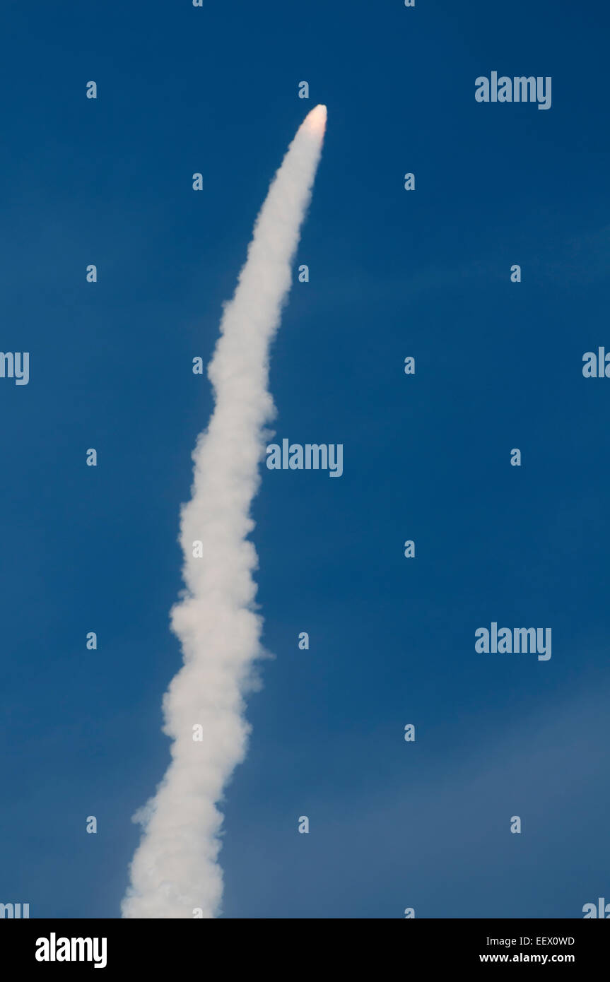 Tagsüber Space Shuttle Start in den blauen Himmel Stockfoto