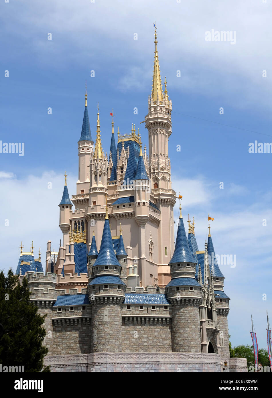 Märchenschloss mit hohen Türmen Stockfoto
