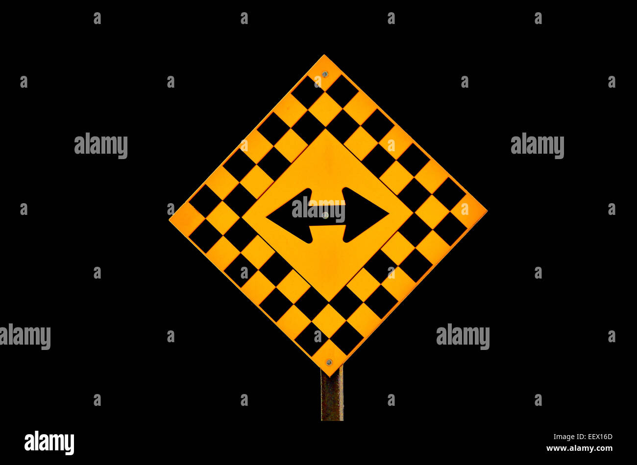 Eine schwarze-gelbe Autobahn unterzeichnen mit einem Pfeil zeigt zwei Möglichkeiten, um auf einem schwarzen Hintergrund zu reisen. Stockfoto