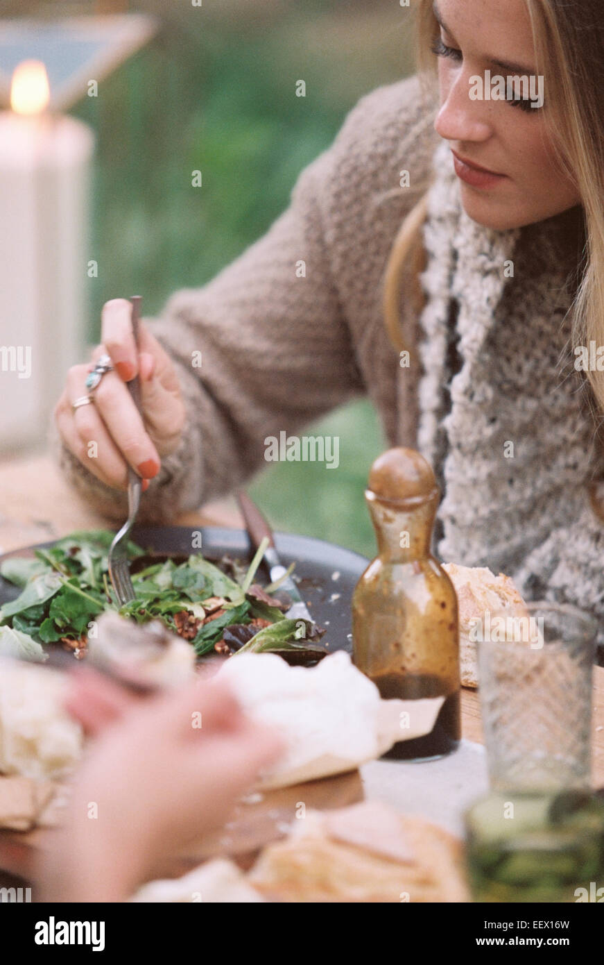 Apfelplantage. Frau einen Salat essen. Stockfoto
