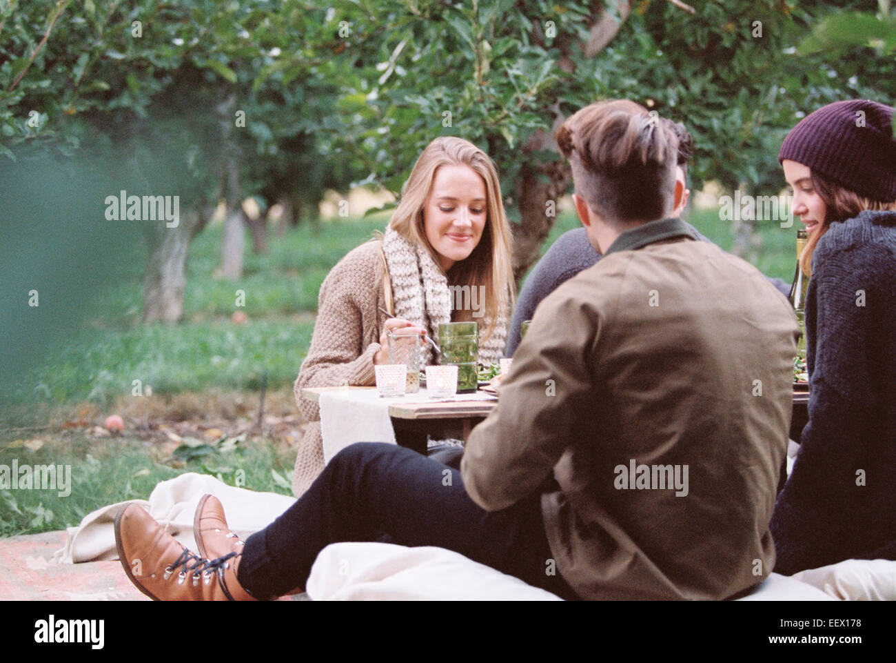 Menschen auf dem Boden sitzend, Picknick Stockfoto