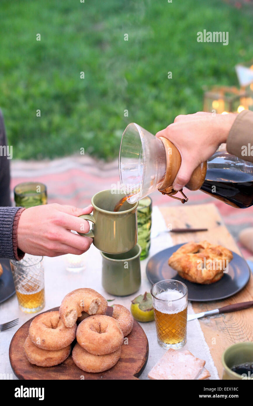 Apfelplantage. Zwei Menschen sitzen an einem Tisch Stockfoto