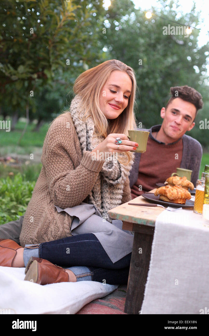 Apfelplantage. Ein paar sitzt auf dem Boden Stockfoto