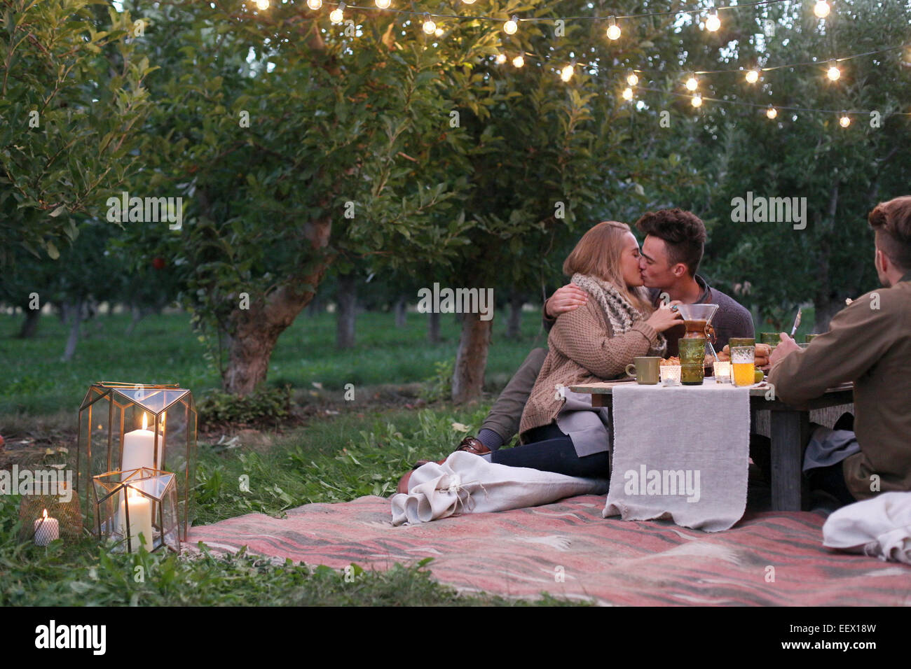 Paar auf dem Boden sitzend, küssen Stockfoto