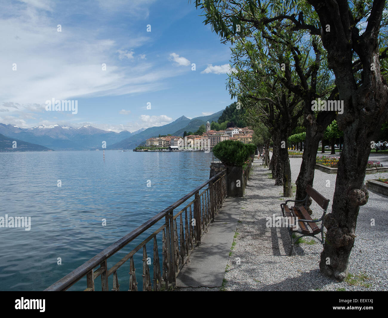 Die attraktive Uferpromenade am Bellagio am Comer See in Italien führt in die Stadt und mit einer Bergkulisse Stockfoto