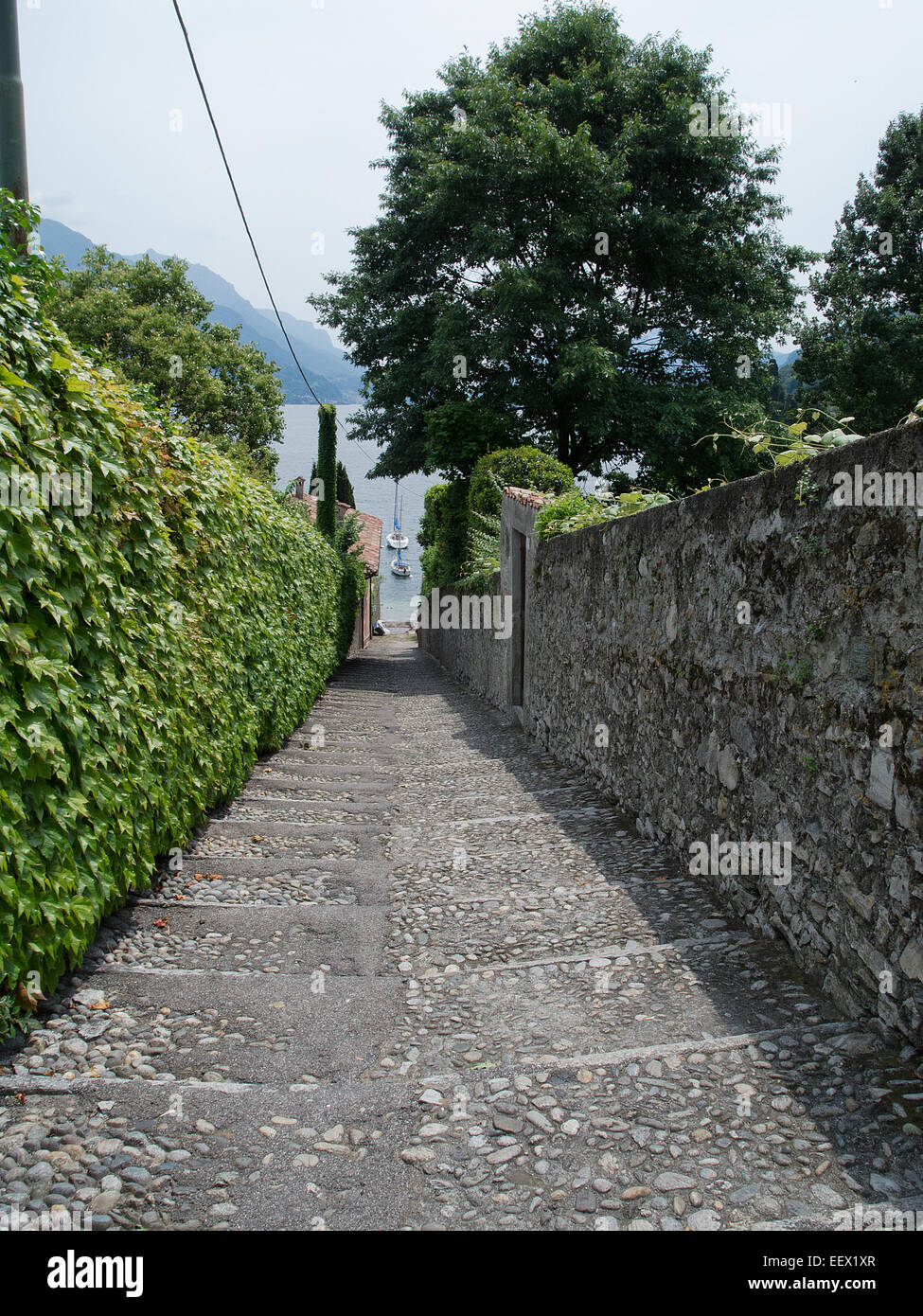 Attraktive, ummauerte Durchfahrtsstraße hinunter zum See bei Pascallo am Comer See in Italien Stockfoto