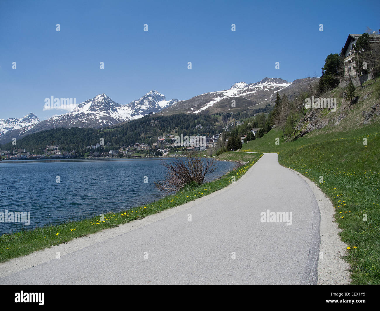 Der Seenweg folgt dem Seeufer nach St. Moritz in der Schweiz Stockfoto