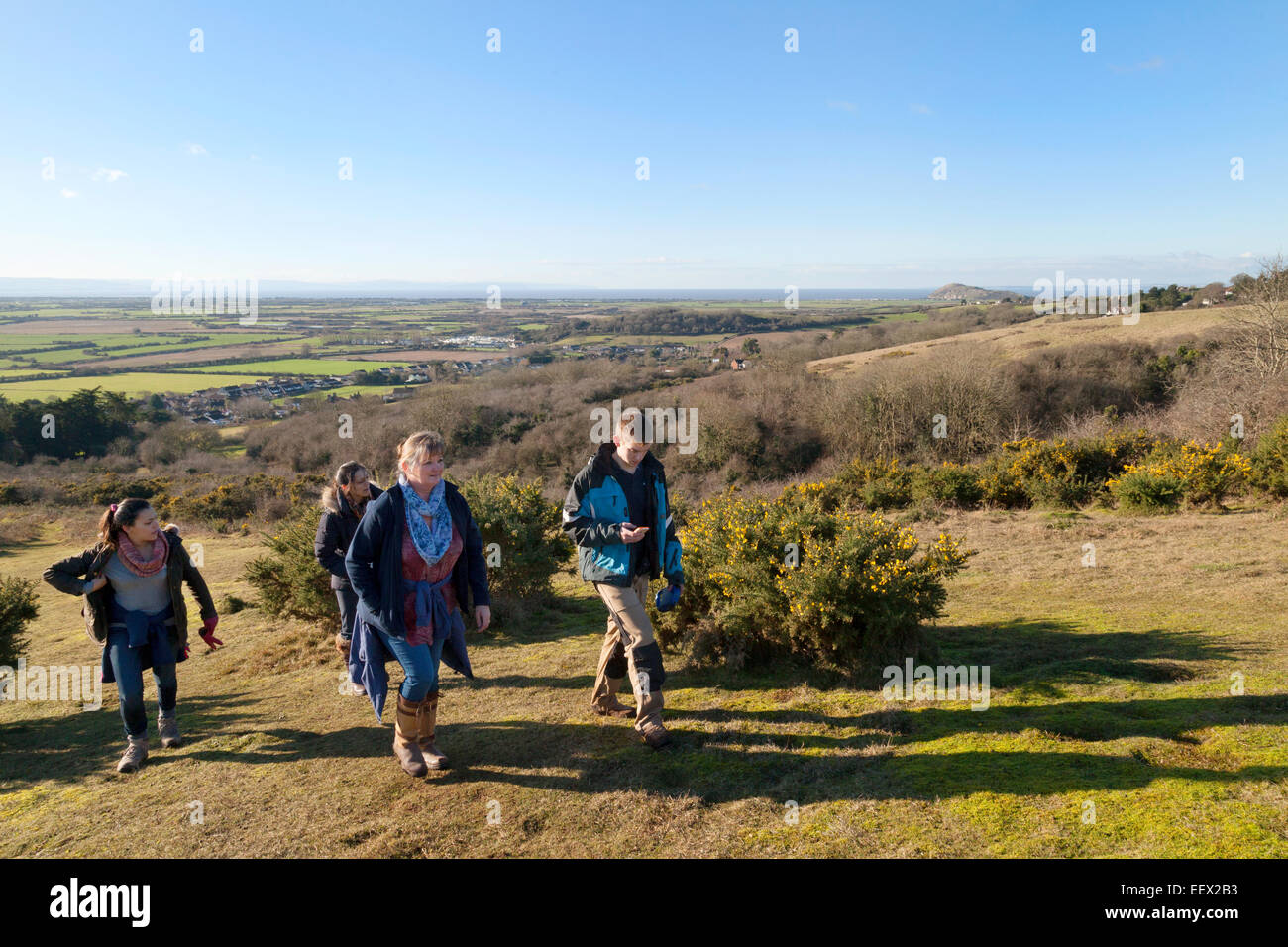 Menschen zu Fuß in den Mendip Hills auf Mendip Westweg Bleadon Dorf, Mendips, Somerset England UK Stockfoto