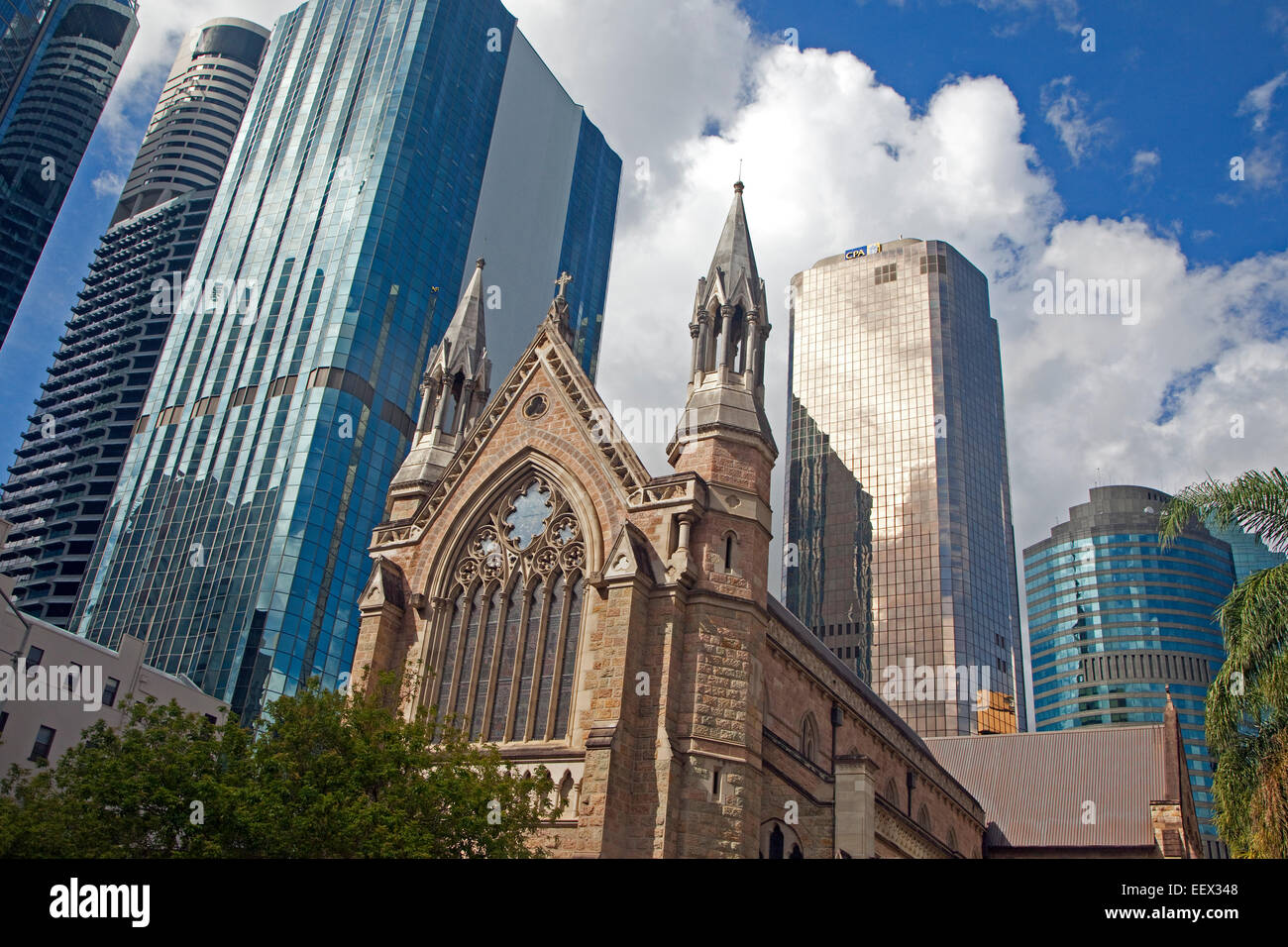 Wolkenkratzer und St Stephen alt-katholischen Kathedrale / St.-Stephans Kapelle in Brisbane, Hauptstadt von Queensland, Australien Stockfoto