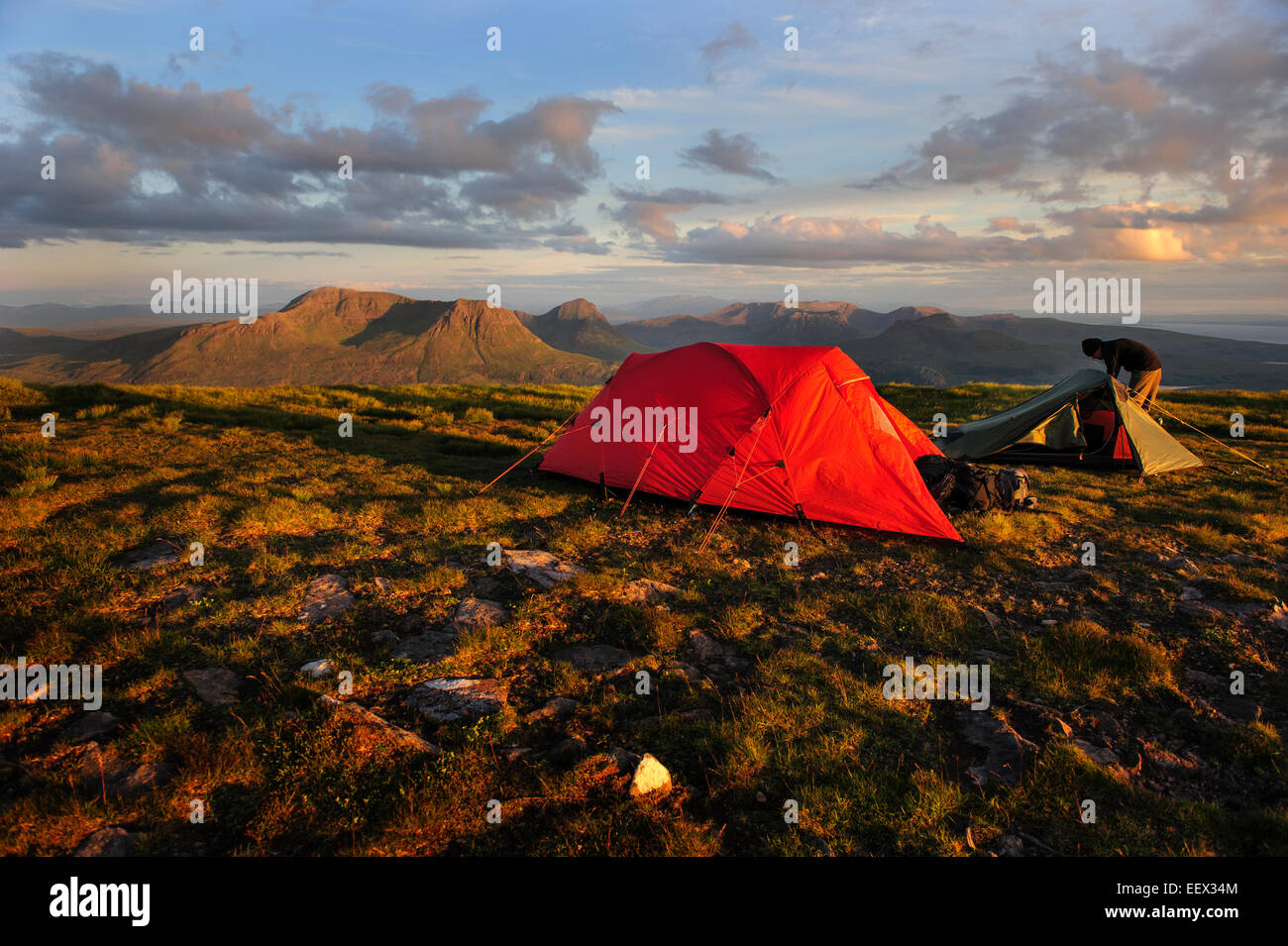 Ein Wanderer einrichten Camp auf dem Gipfel eines Berges. Suilven, Schottland, Vereinigtes Königreich. Stockfoto