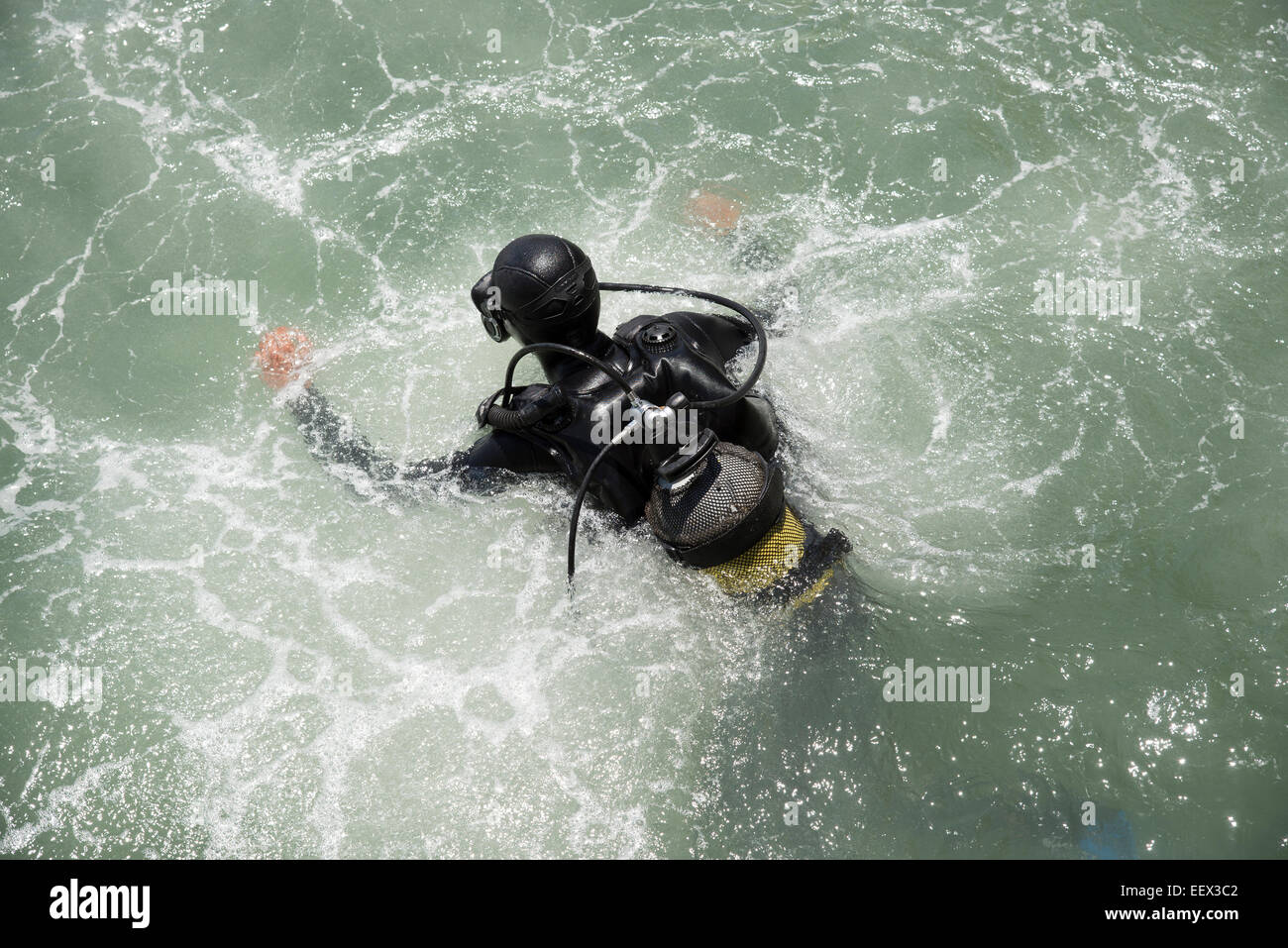 Kommerzielle Tiefseetaucher Eintauchen ins Wasser mit einem Schuss Stockfoto