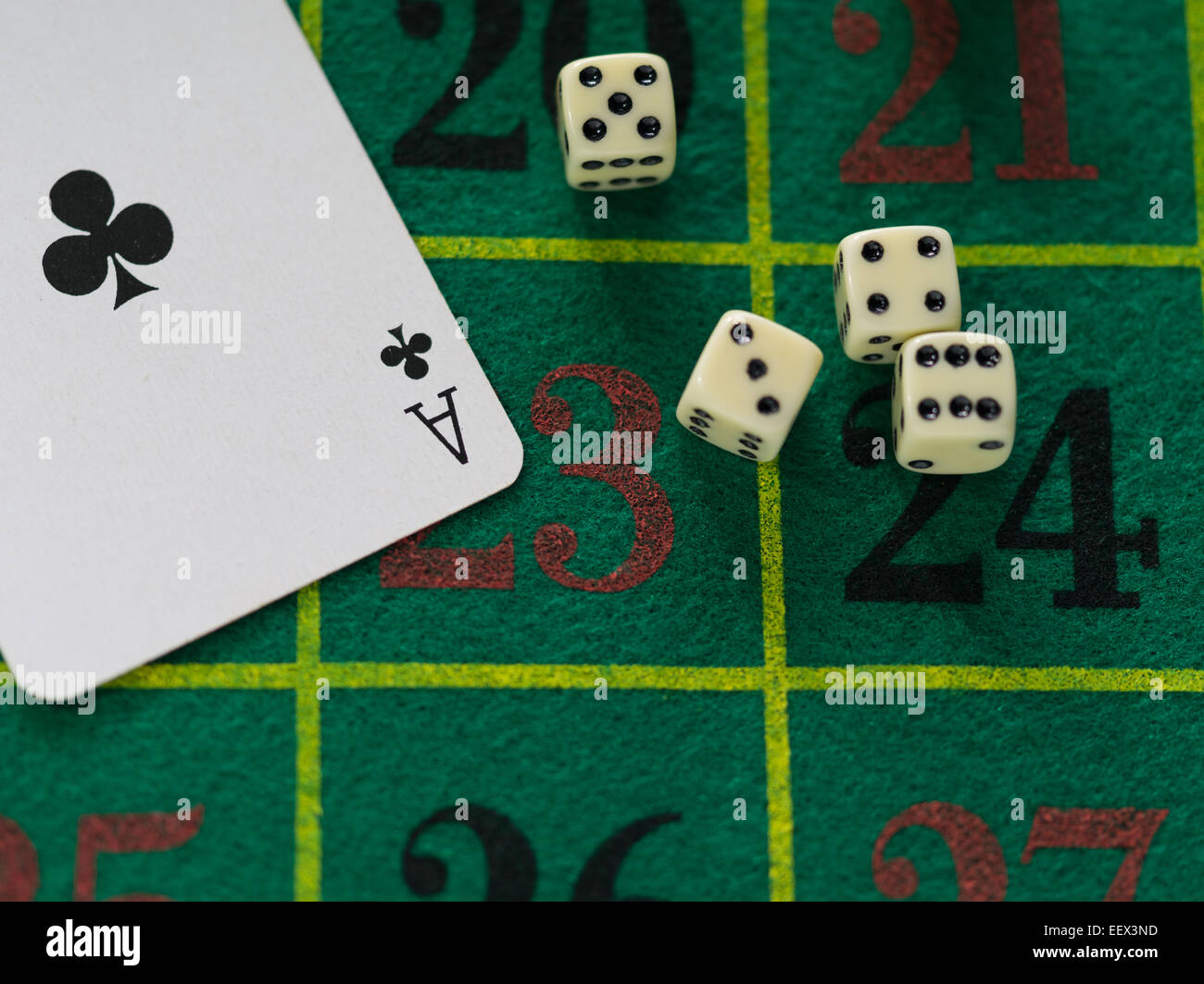 Roulette-Tisch-Karten und Würfel Würfeln Stockfoto