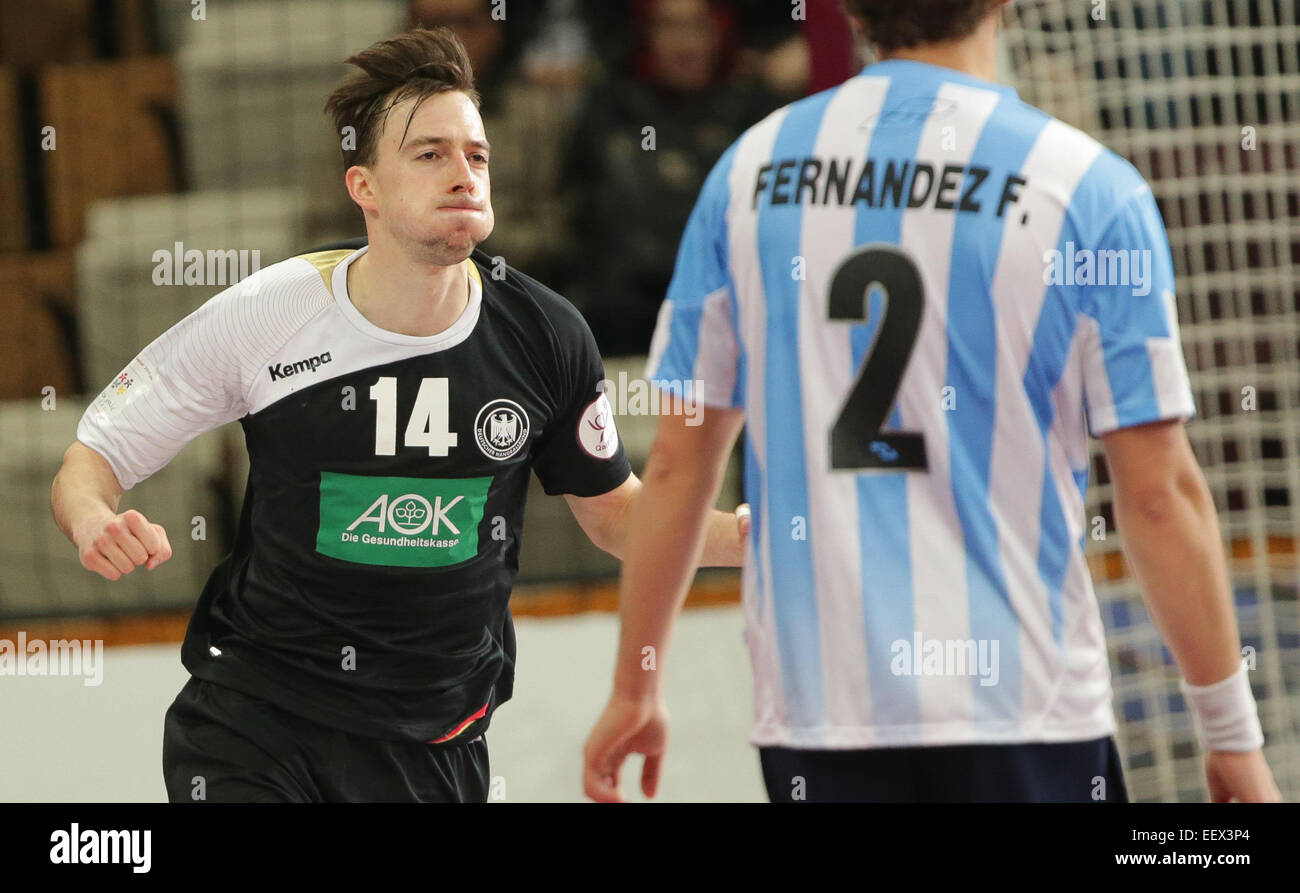 Deutschlands Patrick Groetzki (L) feiert ein Ziel während der Herren Handball World Cup 2015 Gruppe D Spiel zwischen Deutschland und Argentinien in der Lusail Multipurpose Hall in Lusail außerhalb Doha, Katar, 22. Januar 2015. Foto: Axel Heimken/dpa Stockfoto