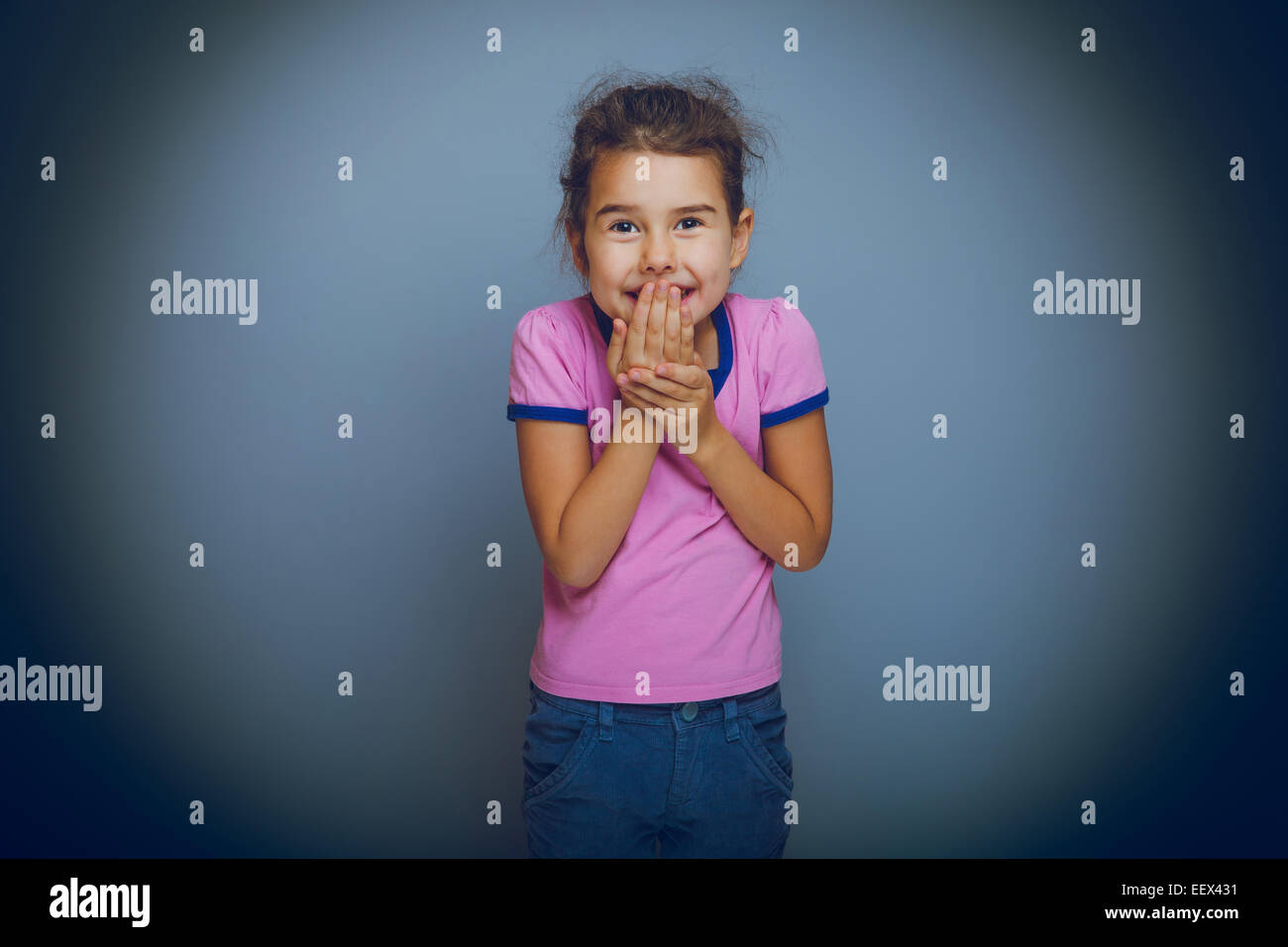 Babymädchen oops hand in den Mund auf grauem Hintergrund cross-Entwicklung Stockfoto