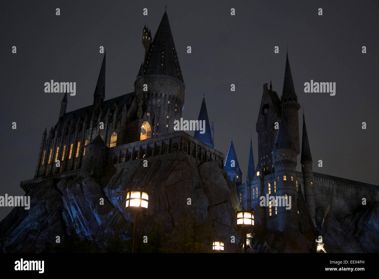 Osaka, Japan. 22. Januar 2015. Das Hogwarts-Schloss des Films "Harry Potter" bei Universal Studios Japan. Die universelle COOL JAPAN-Veranstaltung präsentiert Japans Top-Entertainment-Marken (EVANGELION: THE REAL 4D, Angriff auf Titan: THE REAL, BIOHAZARD: THE SCAPE und MONSTER HUNTER: THE REAL) auf die Welt und läuft vom 23. Januar bis 10. Mai 2015 bei Universal Studios Japan. Bildnachweis: Rodrigo Reyes Marin/AFLO/Alamy Live-Nachrichten Stockfoto