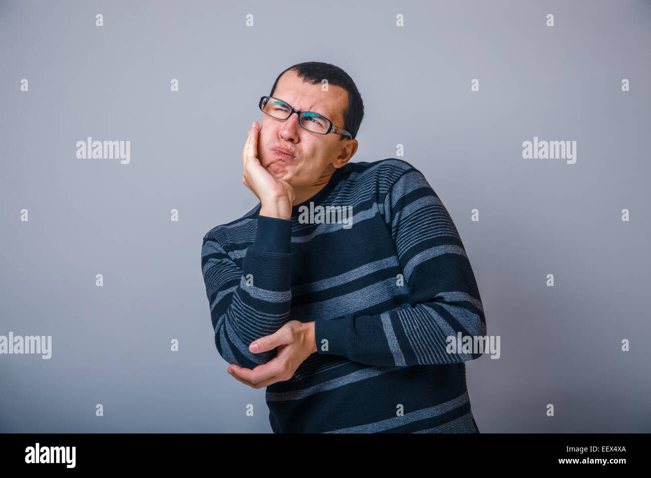 Europäisch anmutende Mannjahre mit Brille, Zahnschmerzen Stockfoto