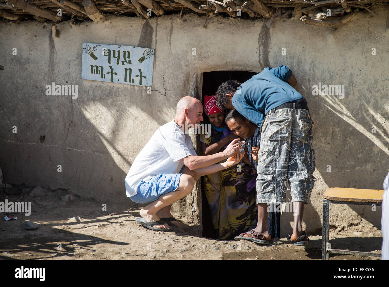 Tourist mit localpeople auf der Straße, Äthiopien, Afrika. Stockfoto